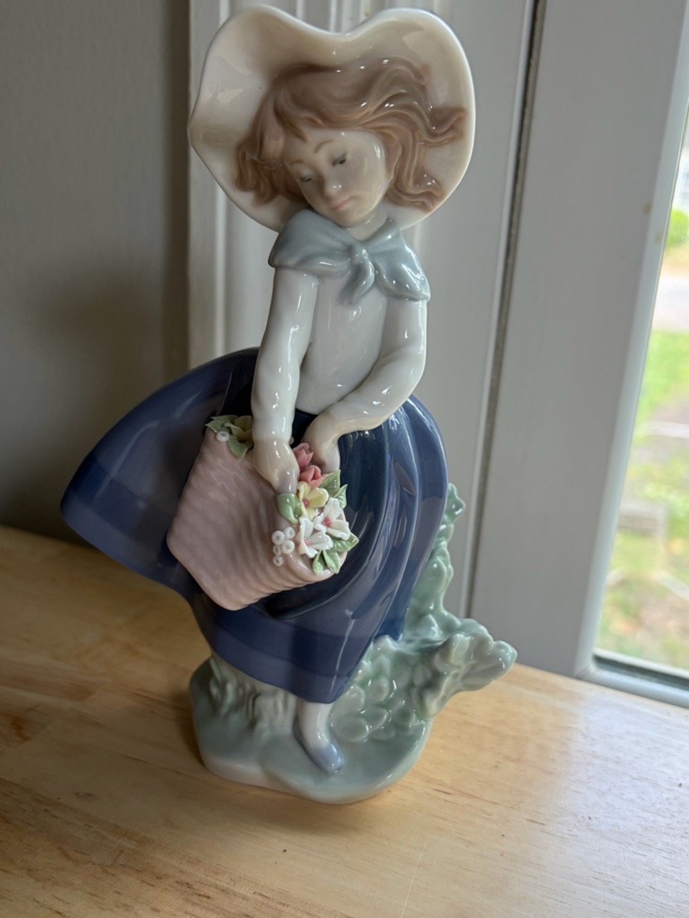 VTG Lladro Porcelain Figurine Pretty Picking 5222 Girl w/Flower Basket Spain 7"